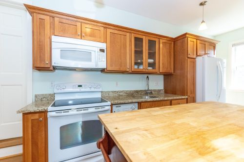 8 Canter Ct, Nashua NH  03063-2929 exterior