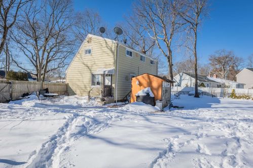 8 Lynn Ave, Elwood, NY 11731-3417