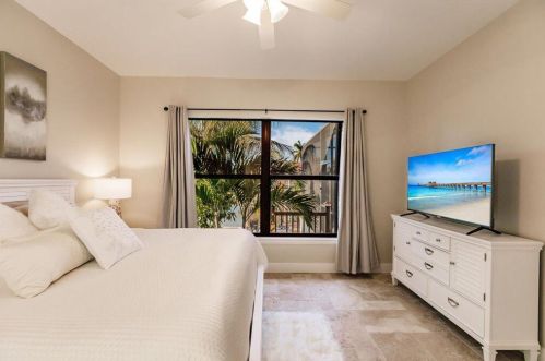 1090 Cara Ct, Marco Island FL  34145-4563 exterior