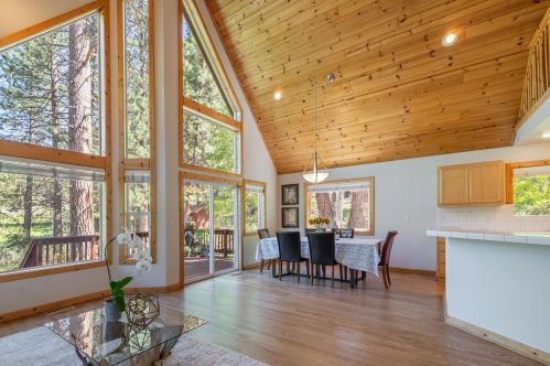 10453 Somerset Dr, Truckee, CA 96161-1225