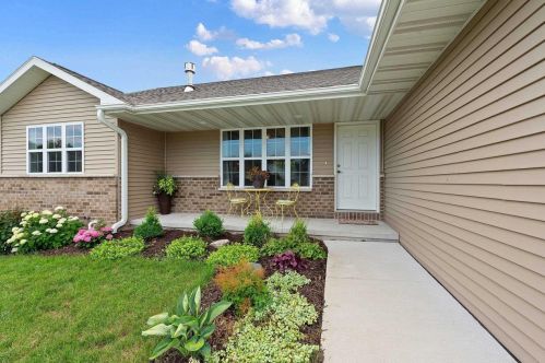 3028 Emmalane Dr, Green Bay, WI 54311-7477