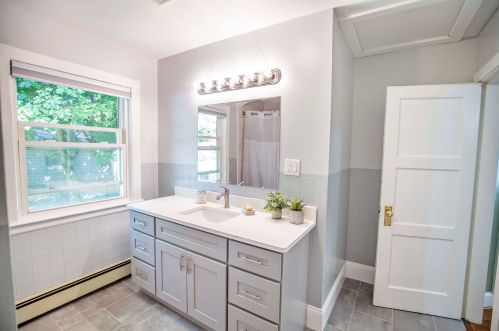 208 Lawrence Rd, Salem NH  03079-3905 exterior