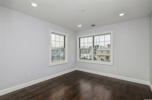 57 Bobwhite Ln, Hicksville NY  11801-4520 exterior