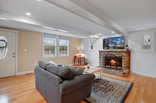 81 Parker St, Maynard, MA 01754-2613