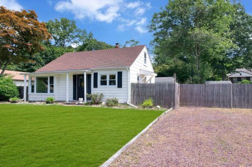 55 Groveland Park Blvd, Scotts Beach, NY 11789-2542