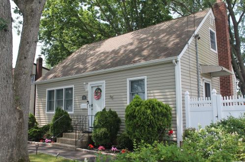 262 16th St, Deer Park, NY 11729-5818