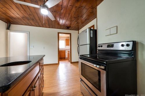 18 Railroad Ave, Norwich CT  06360-2211 exterior