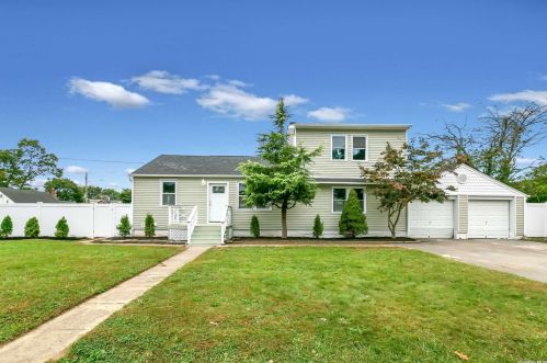 1340 13th St, Babylon, NY 11704-3214