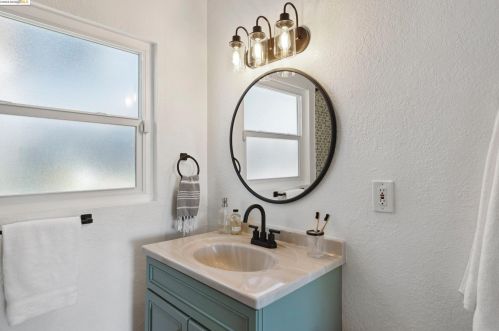 8017 Crest Ave, Oakland CA  94605-3611 exterior