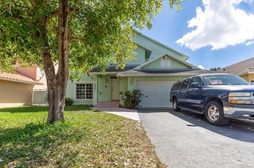 18841 77th Ct, Hialeah, FL 33015-5242