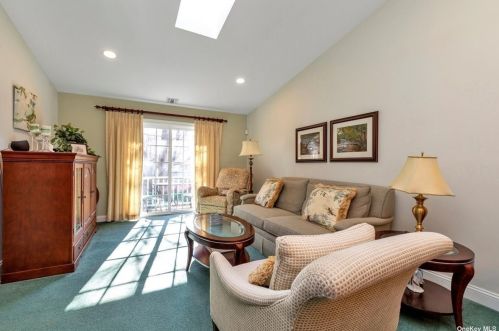 1112 Savoy Dr, Huntington Station, NY 11747-5281
