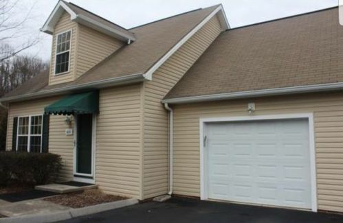 1804 Kensington Pl, Johnson City, TN 37615-6229