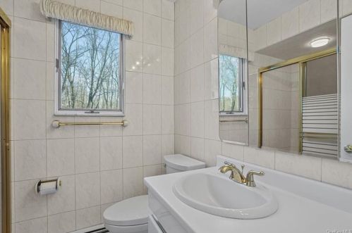 6 Mayer Dr, Airmont NY  10901-3807 exterior