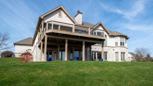 579 Southern Oak Cir, Chenequa, WI 53029-8005