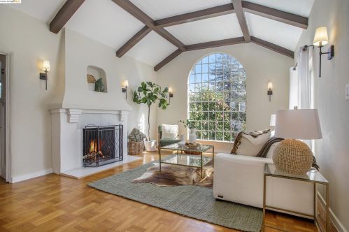 1 Kingsland Pl, Oakland CA  94619-2608 exterior