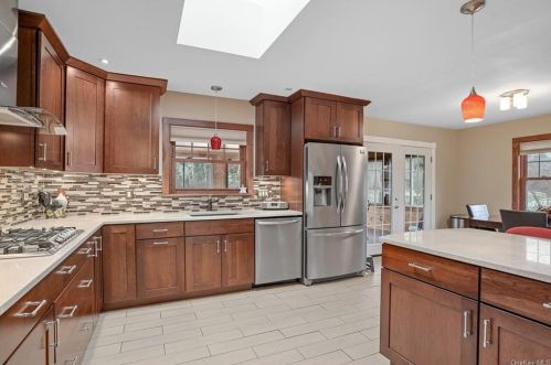 16 Vorndran Dr, New Hamburg NY  12590-4517 exterior