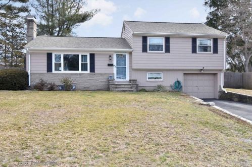 72 Nakomis Dr, Warwick, RI 02888-5506