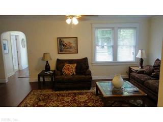 124 Gillis Rd, Portsmouth, VA 23702-3103