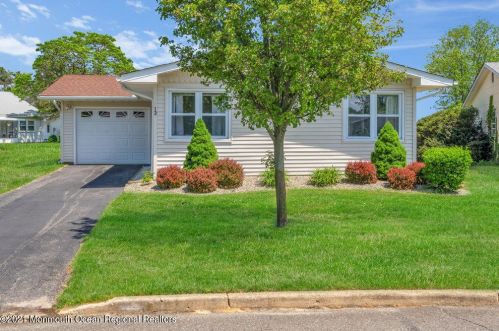 13 Lamb Rd, Bricktown, NJ 08724-1935