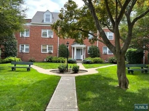 735 Elm Ave, Teaneck, NJ 07666-2324