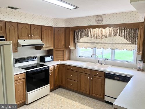 3723 Sand Spring Rd, Schnecksville, PA 18078-3050