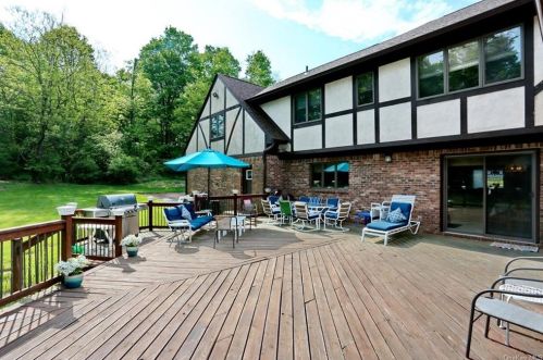 17 Briarwood Ln, Airmont, NY 10901-3601