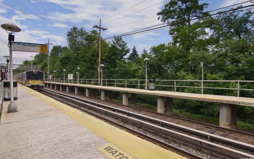 1 Mill Dr, Great Neck NY  11021-4006 exterior