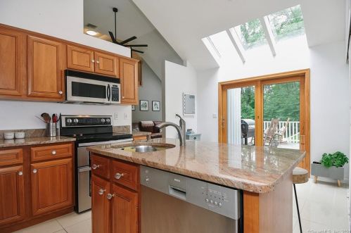 23 Woodruff Rd, Farmington CT  06032-2025 exterior