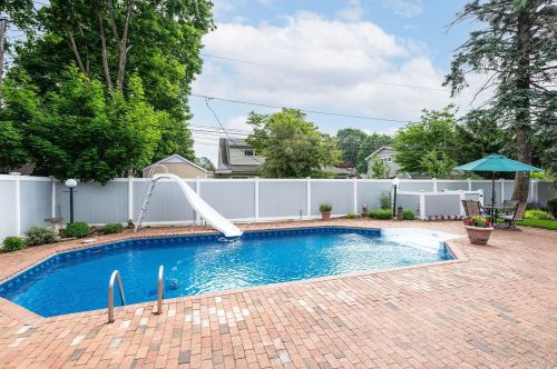 18 Reed Ln, Westbury NY  11590-1943 exterior