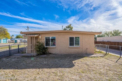 1635 Higgins Ln, Tucson, AZ 85705-9215