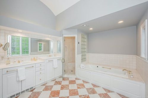 94 Haights Cross Rd, Chappaqua NY  10514-2911 exterior