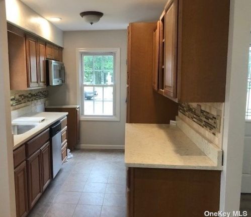 364 Vanderbilt Blvd, Oakdale NY  11769-2038 exterior