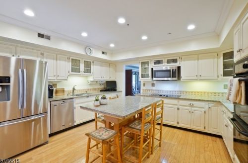 4 Millay Ct, Teaneck NJ  07666-6465 exterior