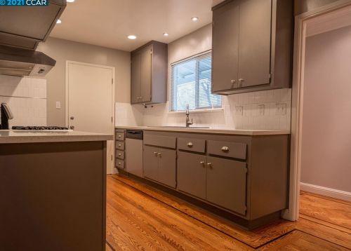 3301 Glenly Rd, Oakland CA  94605-4115 exterior