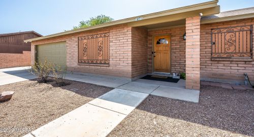 1871 Oakway Dr, Tucson, AZ 85746-8142