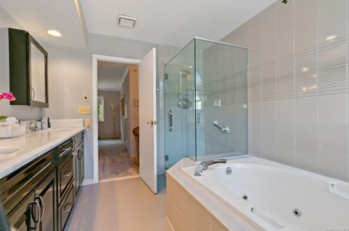 142 Stone Oaks Dr, Hartsdale NY  10530-1160 exterior