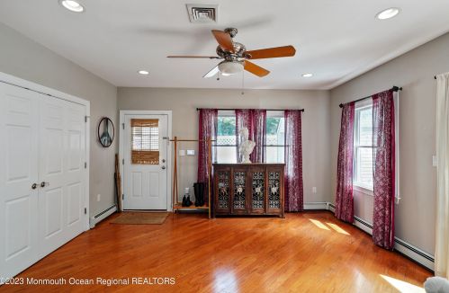 17 Grant Pl, Tinton Falls NJ  07701-2117 exterior