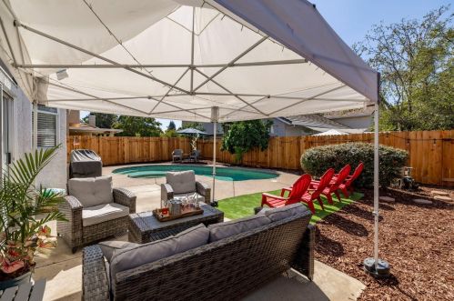 8686 White Peacock Way, Elk Grove CA  95624-3701 exterior