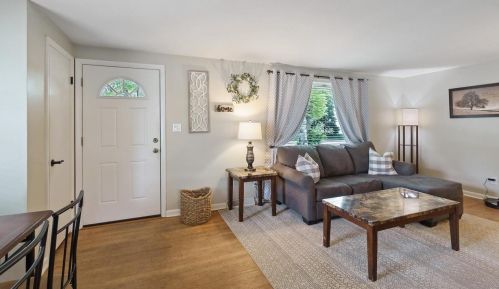1616 Jay Ln, Green Bay, WI 54304-3429