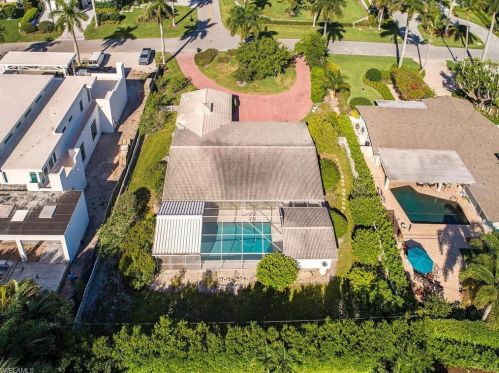 2710 Leeward Ln, Naples, FL 34103-4034