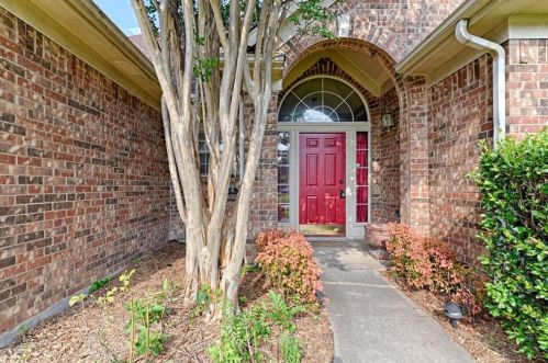 4909 Colonial Dr, Lewisville TX  75028-2140 exterior