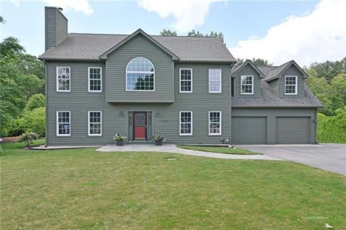 102 Hidden Lake Dr, South Kingstown, RI 02874-1816