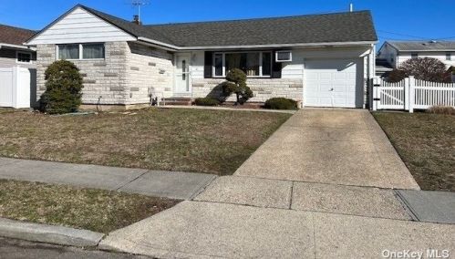 67 Cheshire Rd, Bethpage, NY 11714-1124