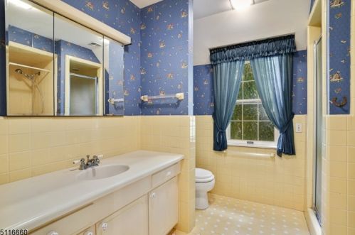 400 Larger Cross Rd, Bedminster NJ  07921-2724 exterior