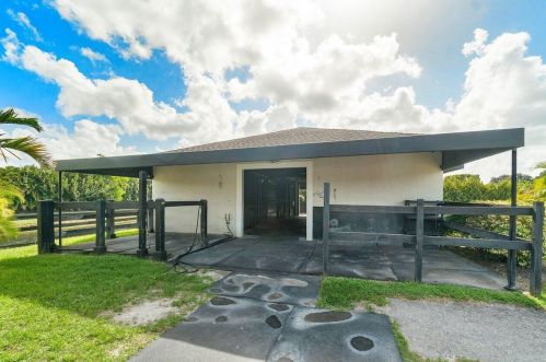 2904 Appaloosa Trl, West Palm Beach FL  33414-7639 exterior