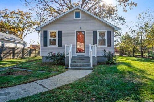 51 Smith St, Amityville, NY 11701-1737