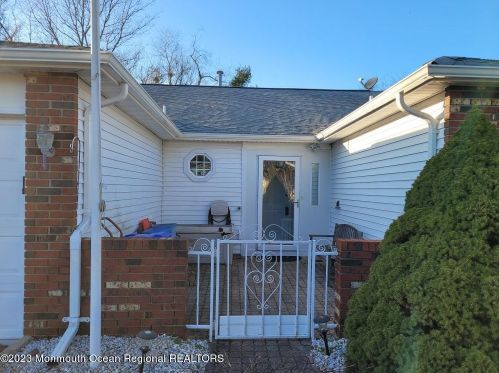 53 Mansfield Dr, Bricktown, NJ 08724-4905
