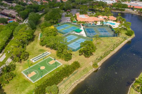 133 Hammocks Dr, West Palm Beach, FL 33413-2055