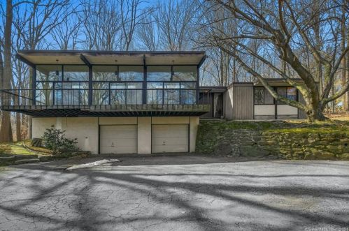 120 Ferndale Dr, Bridgeport, CT 06612-2009