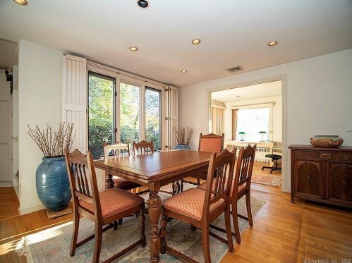 122 Tokeneke Dr, North Haven, CT 06473-4347